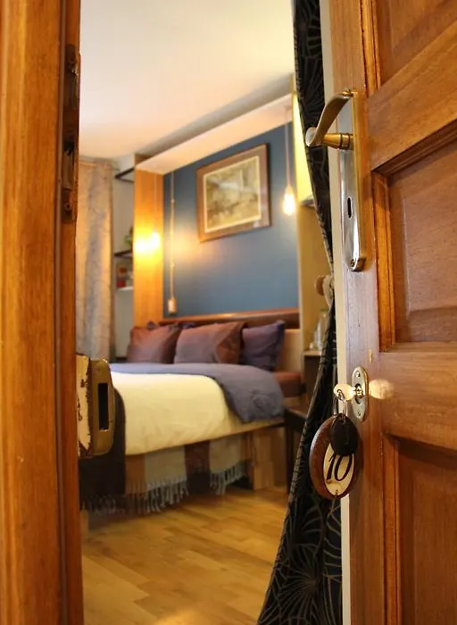 Cedric Accueille - Homestay Paris-1